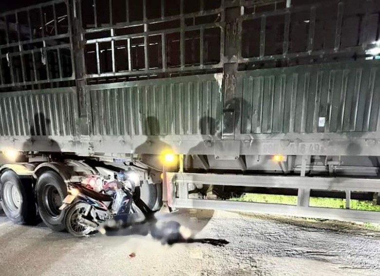 Hiện trường vụ tai nạn khiến người đi xe m&aacute;y tử vong.