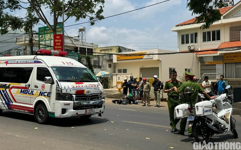 Xe cấp cứu t&ocirc;ng xe đạp điện, một học sinh tử vong- Ảnh 1.