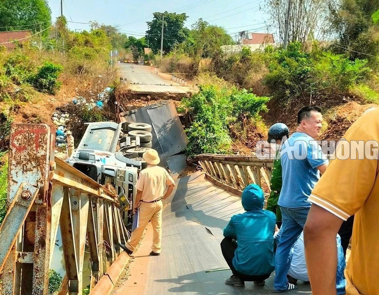 Bình Phước: Xe ben chở cát làm sập cầu sắt, tài xế bị thương nặng- Ảnh 3. Bình Phước: Xe ben chở cát làm sập cầu sắt, tài xế bị thương nặng- Ảnh 3.