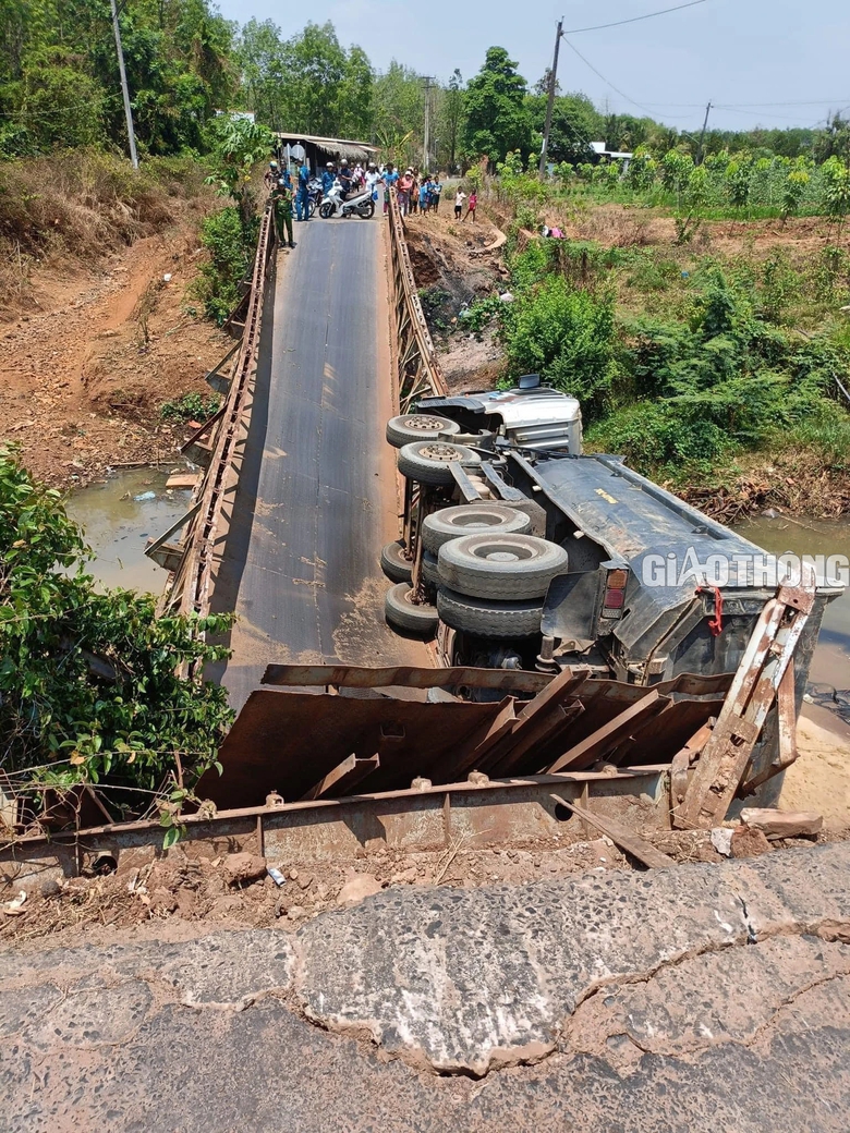 Bình Phước: Xe ben chở cát làm sập cầu sắt, tài xế bị thương nặng- Ảnh 2. Bình Phước: Xe ben chở cát làm sập cầu sắt, tài xế bị thương nặng- Ảnh 2.