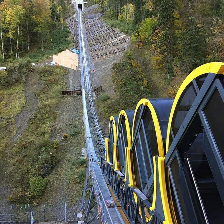 Khai trương v&agrave;o th&aacute;ng 12/2017, đường sắt Stoosbahn (Thụy Sĩ) đ&atilde; ph&aacute; kỷ lục, trở th&agrave;nh tuyến t&agrave;u hỏa c&oacute; độ dốc lớn nhất thế giới, hơn 110%. (Ảnh: Zo&euml; In Z&uuml;rich)