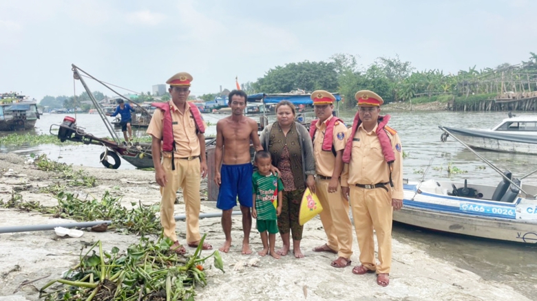 CSGT Đồng Th&aacute;p kịp thời cứu sống 3 người bị ch&igrave;m ghe- Ảnh 1.