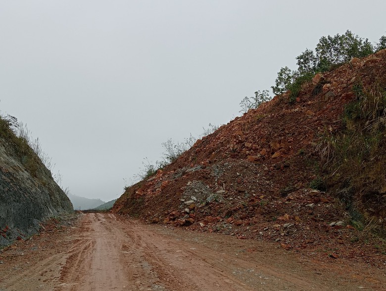 Quảng Ninh: Hơn 16 năm l&agrave;m kh&ocirc;ng xong gần 10km đường chuy&ecirc;n dụng- Ảnh 1.