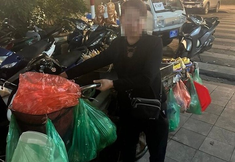 Thực hư vụ người b&aacute;n h&agrave;ng rong ăn vạ đ&ograve;i tiền du kh&aacute;ch ở hồ Gươm- Ảnh 1.