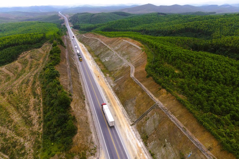 Xử l&yacute; nạn th&aacute;o dỡ r&agrave;o, mở lối tr&aacute;i ph&eacute;p v&agrave;o cao tốc Cam Lộ - La Sơn- Ảnh 3.