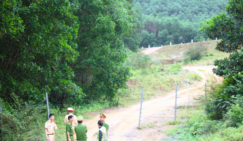 Xử l&yacute; nạn th&aacute;o dỡ r&agrave;o, mở lối tr&aacute;i ph&eacute;p v&agrave;o cao tốc Cam Lộ - La Sơn- Ảnh 5.