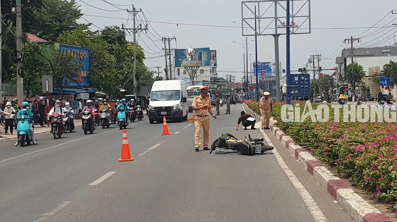 Xe m&aacute;y trượt d&agrave;i tr&ecirc;n QL13, người đ&agrave;n &ocirc;ng tử vong ở dải ph&acirc;n c&aacute;ch- Ảnh 1.