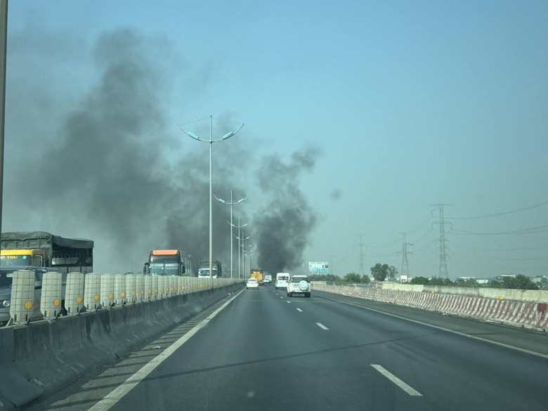 Kh&oacute;i m&ugrave; mịt tr&ecirc;n cao tốc TP.HCM - Trung Lương l&agrave; do người d&acirc;n đốt đồng- Ảnh 1.