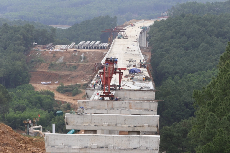 Hợp long cầu cạn d&agrave;i nhất cao tốc Diễn Ch&acirc;u - B&atilde;i Vọt- Ảnh 2.
