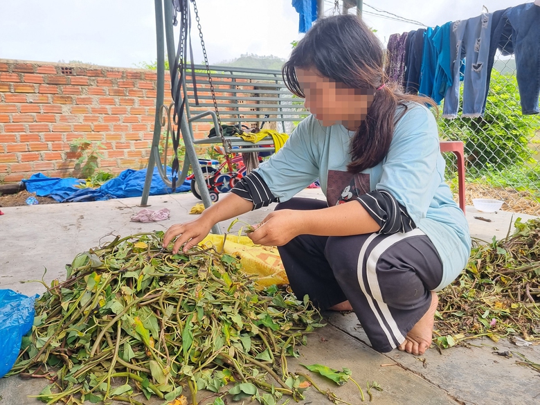 Chồng mất v&igrave; tai nạn, vợ bệnh tật nu&ocirc;i con thiểu năng- Ảnh 1.