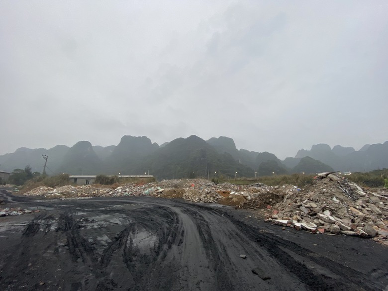 Tạm giữ 3 &ocirc; t&ocirc; đổ trộm chất thải sau phản &aacute;nh của B&aacute;o Giao th&ocirc;ng- Ảnh 2.