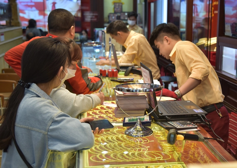 Chuy&ecirc;n gia hiến kế r&uacute;t ngắn khoảng c&aacute;ch thị trường v&agrave;ng- Ảnh 1.