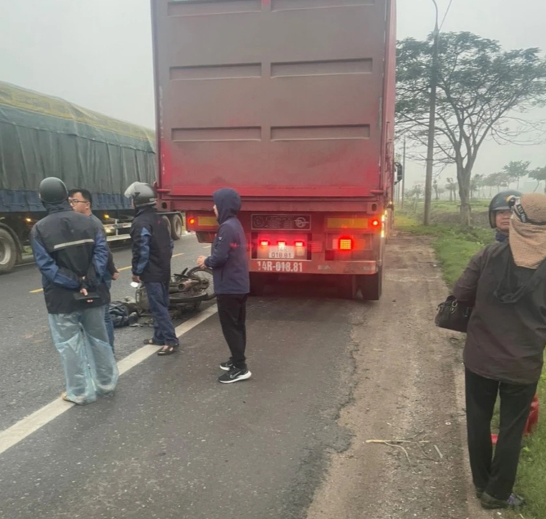 T&agrave;i xế xe m&aacute;y tử vong sau va chạm với &ocirc; t&ocirc; container tr&ecirc;n quốc lộ 18- Ảnh 1.