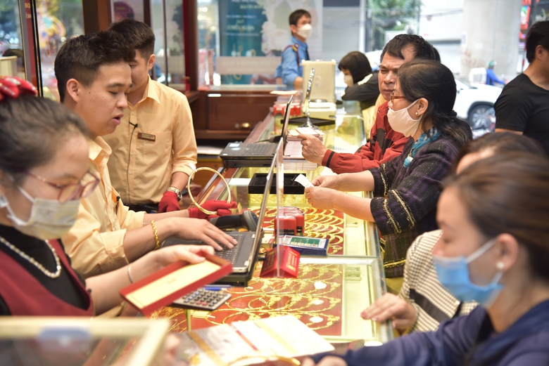 Gi&aacute; v&agrave;ng miếng SJC quay đầu giảm sốc- Ảnh 1.