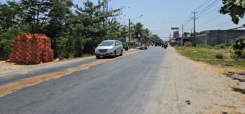 H&agrave;ng loạt xe m&aacute;y bị ng&atilde; v&igrave; dầu nhớt đổ tr&ecirc;n QL62 qua Long An- Ảnh 1.