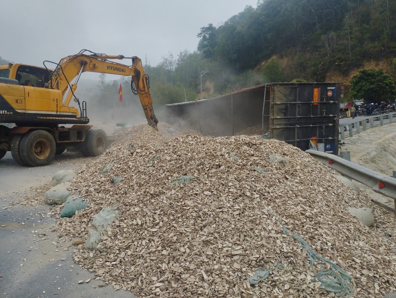 Lật xe đầu k&eacute;o tr&ecirc;n đ&egrave;o Ta Cơn, quốc lộ 279 &aacute;ch tắc cục bộ- Ảnh 1.