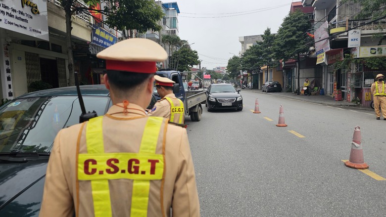 Bị phạt nồng độ cồn, t&agrave;i xế thắc mắc 