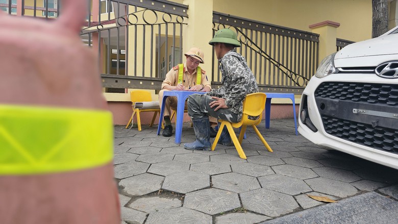 Bị phạt nồng độ cồn, t&agrave;i xế thắc mắc 