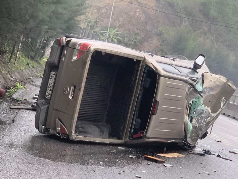 Xe b&aacute;n tải lật tr&ecirc;n vỉa h&egrave; quốc lộ 18, hai người đ&agrave;n &ocirc;ng nhập viện cấp cứu- Ảnh 1.