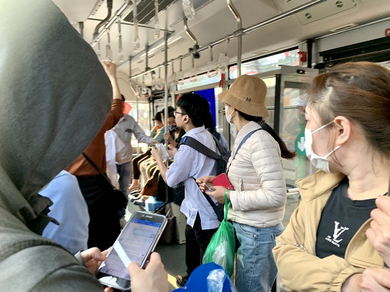 V&igrave; sao chưa nhiều học sinh đi xe bu&yacute;t đến trường?- Ảnh 1.