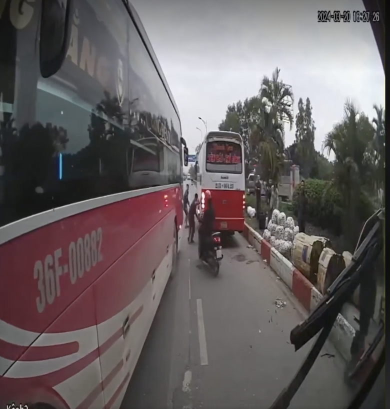 Một nh&agrave; xe ở Thanh H&oacute;a bị 