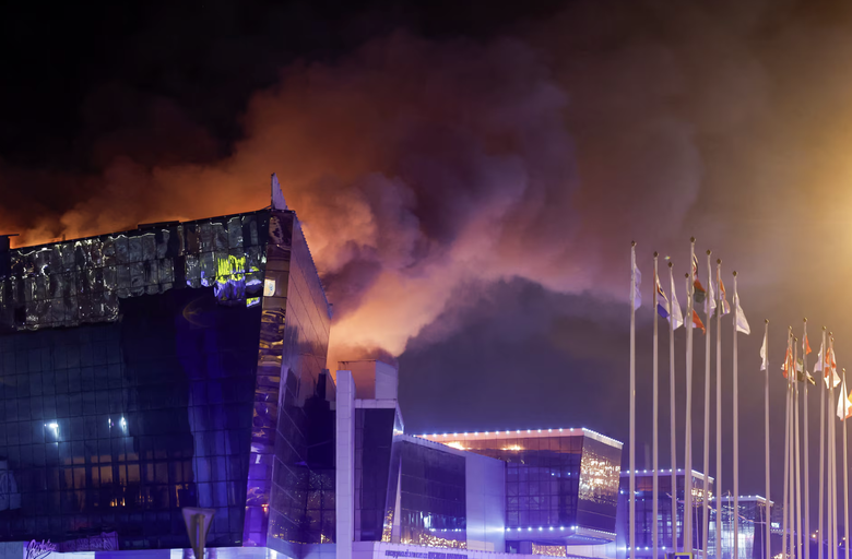 Khoảnh khắc xả s&uacute;ng h&agrave;ng loạt ở Moscow khiến 60 người thiệt mạng- Ảnh 6.