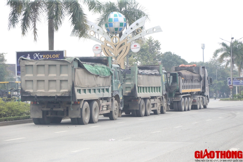 Nghệ An: Xe chở b&ecirc; t&ocirc;ng l&agrave;m đường cơi nới th&agrave;nh th&ugrave;ng- Ảnh 1.