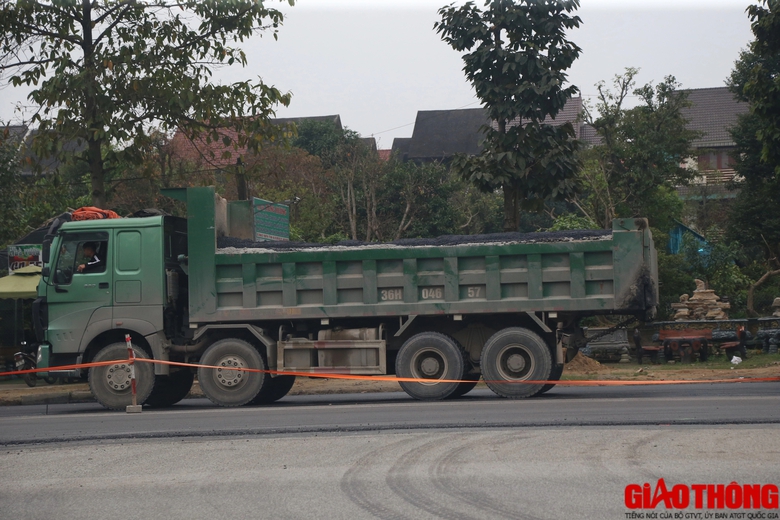 Nghệ An: Xe chở b&ecirc; t&ocirc;ng l&agrave;m đường cơi nới th&agrave;nh th&ugrave;ng- Ảnh 2.