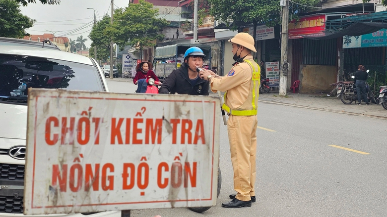 Bị phạt nồng độ cồn, t&agrave;i xế thắc mắc 