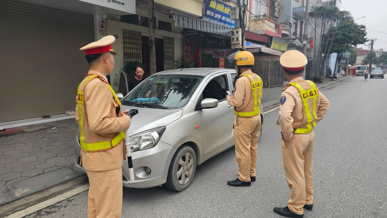 Bị phạt nồng độ cồn, t&agrave;i xế thắc mắc 