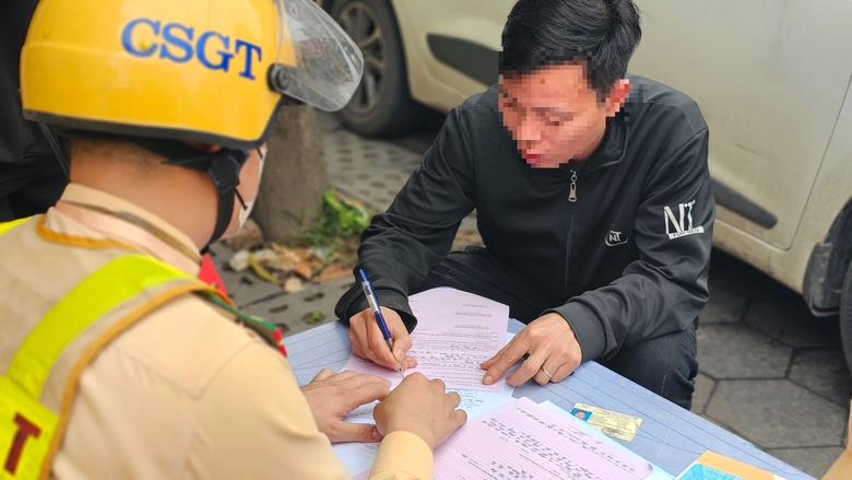 Bị phạt nồng độ cồn, t&agrave;i xế thắc mắc 