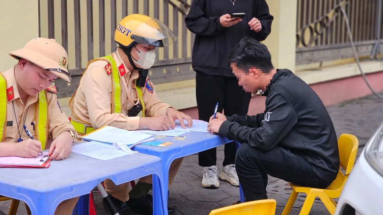 Bị phạt nồng độ cồn, t&agrave;i xế thắc mắc 