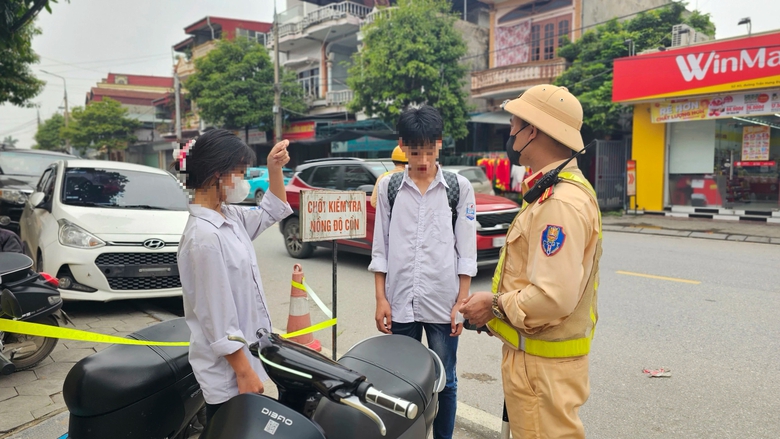 Bị phạt nồng độ cồn, t&agrave;i xế thắc mắc 