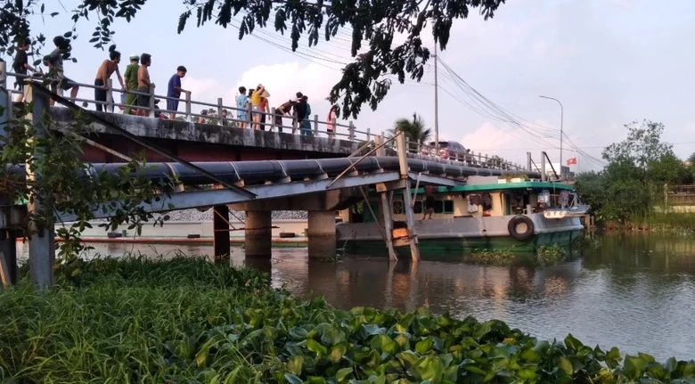 S&agrave; lan chở đ&aacute; l&agrave;m l&igrave;a hai nhịp cầu ở Cần Thơ: Xe bu&yacute;t số 10 tạm ngưng hoạt động- Ảnh 1.
