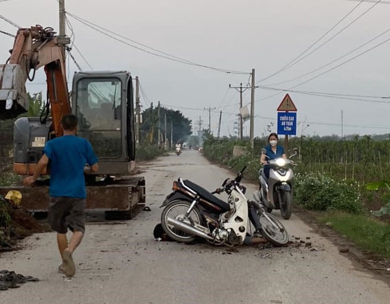 Nam thanh niên tử vong sau va chạm với máy xúc ở Hưng Yên- Ảnh 1. Nam thanh niên tử vong sau va chạm với máy xúc ở Hưng Yên- Ảnh 1.