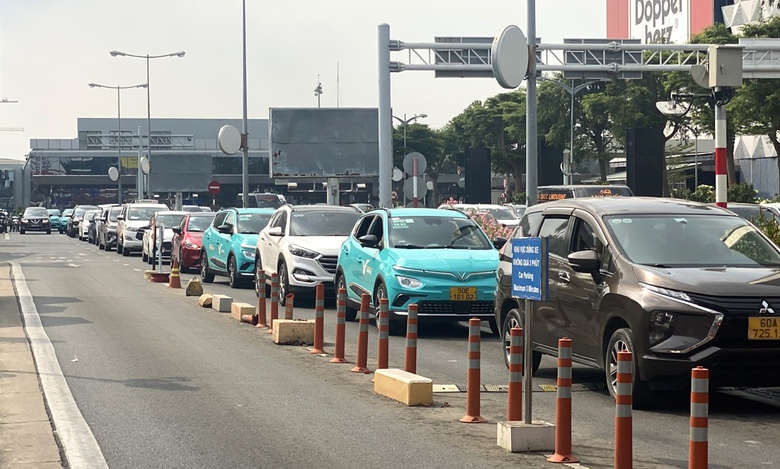 S&acirc;n bay bớt tắc nhờ thu ph&iacute; kh&ocirc;ng dừng
- Ảnh 2.