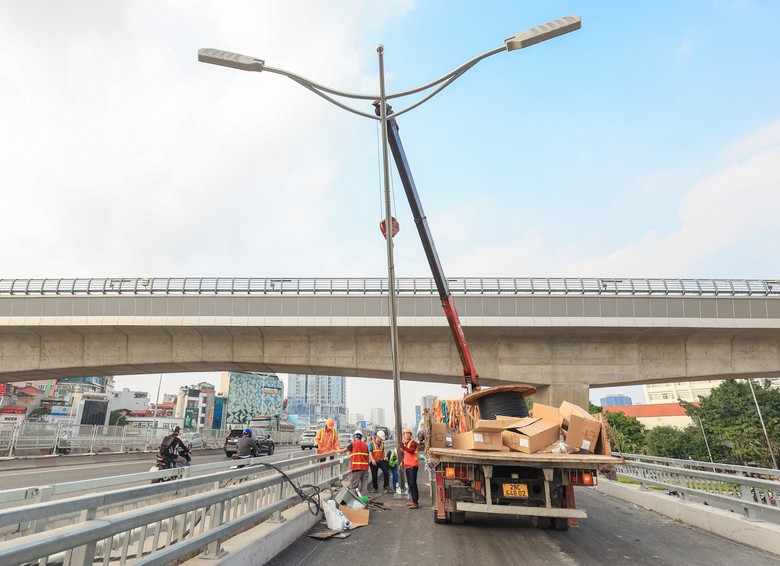 Cận cảnh cầu vượt n&uacute;t giao Mai Dịch trước ng&agrave;y về đ&iacute;ch- Ảnh 9.