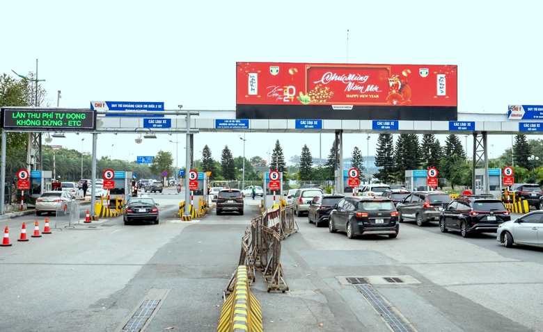 S&acirc;n bay bớt tắc nhờ thu ph&iacute; kh&ocirc;ng dừng
- Ảnh 3.