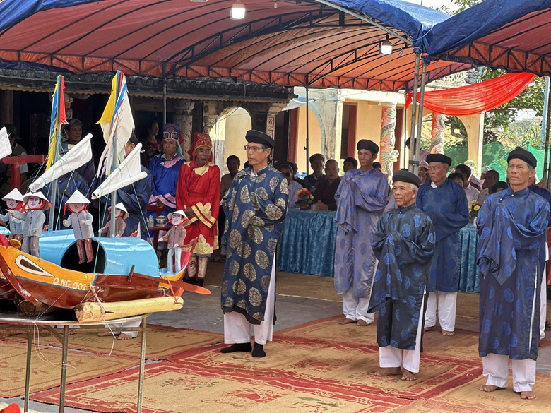 Người d&acirc;n L&yacute; Sơn quần tụ ở Lễ khao lề thế l&iacute;nh, tri &acirc;n h&ugrave;ng binh Ho&agrave;ng Sa- Ảnh 8.