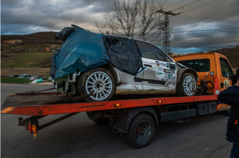 Hi hữu xe đua lao thẳng v&agrave;o kh&aacute;n giả khiến 4 người thiệt mạng- Ảnh 1.