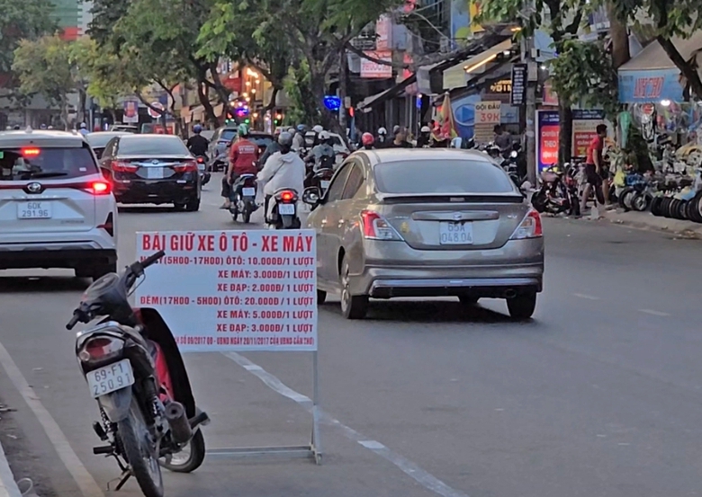 Chưa được cấp ph&eacute;p, b&atilde;i giữ xe quanh c&ocirc;ng vi&ecirc;n ở Cần Thơ vẫn thu tiền- Ảnh 3.