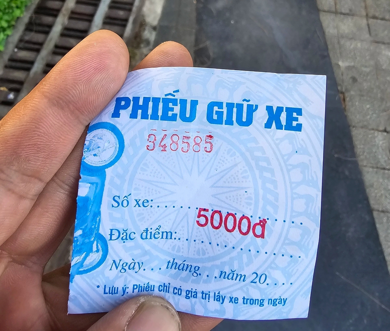 Chưa được cấp ph&eacute;p, b&atilde;i giữ xe quanh c&ocirc;ng vi&ecirc;n ở Cần Thơ vẫn thu tiền- Ảnh 4.