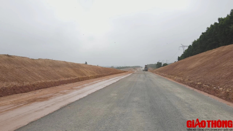 Cao tốc Bắc - Nam qua Quảng Bình băng băng về đích- Ảnh 1. Cao tốc Bắc - Nam qua Quảng Bình băng băng về đích- Ảnh 1.