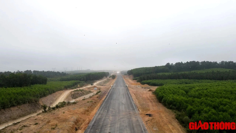 Cao tốc Bắc - Nam qua Quảng Bình băng băng về đích- Ảnh 2. Cao tốc Bắc - Nam qua Quảng Bình băng băng về đích- Ảnh 2.