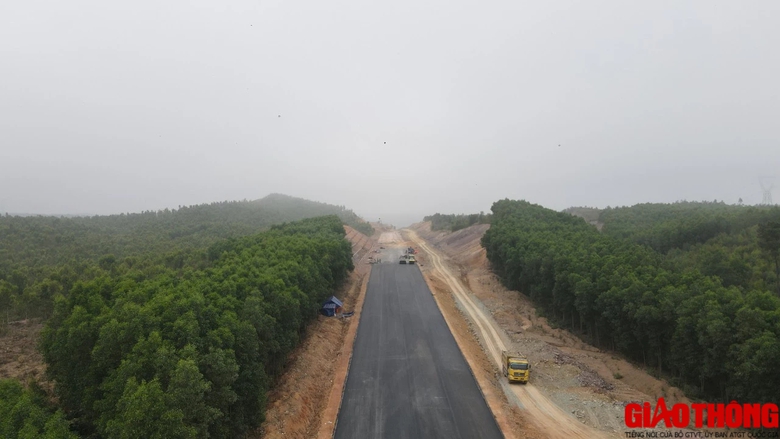 Cao tốc Bắc - Nam qua Quảng Bình băng băng về đích- Ảnh 3. Cao tốc Bắc - Nam qua Quảng Bình băng băng về đích- Ảnh 3.