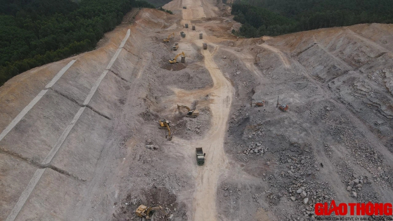 Cao tốc Bắc - Nam qua Quảng Bình băng băng về đích- Ảnh 6. Cao tốc Bắc - Nam qua Quảng Bình băng băng về đích- Ảnh 6.