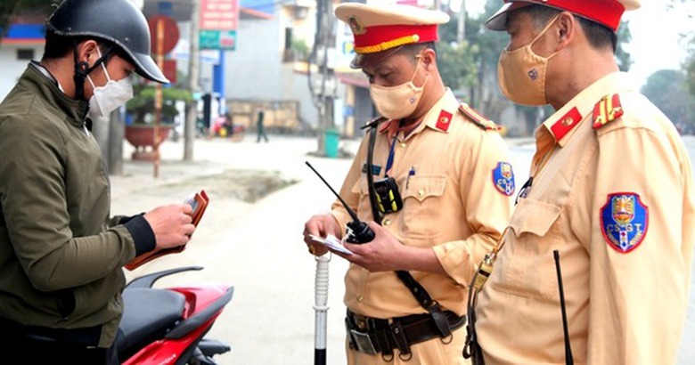 T&agrave;i xế bị trừ hết điểm bằng l&aacute;i phải 