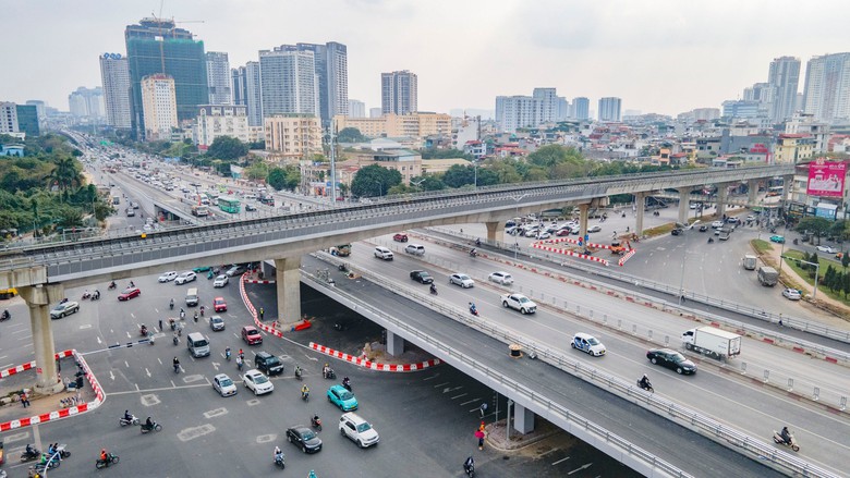 Cận cảnh cầu vượt n&uacute;t giao Mai Dịch trước ng&agrave;y về đ&iacute;ch- Ảnh 2.