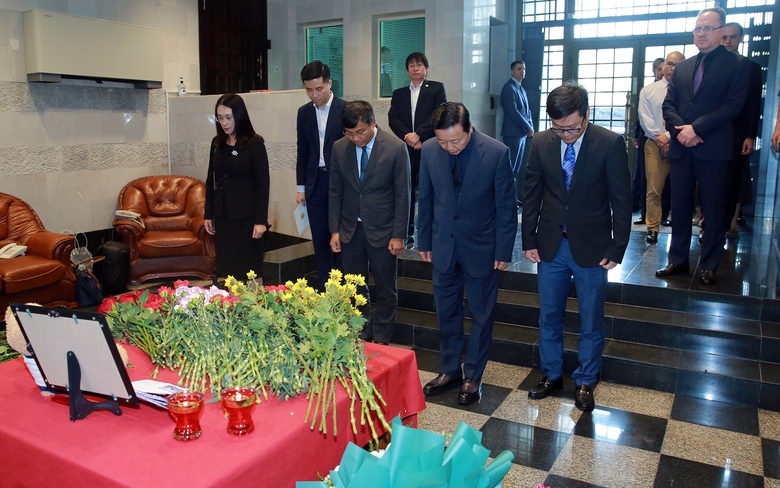 Ph&oacute; Thủ tướng Trần Hồng H&agrave; ghi sổ tang, chia buồn với Nga sau vụ khủng bố ở Moscow- Ảnh 1.