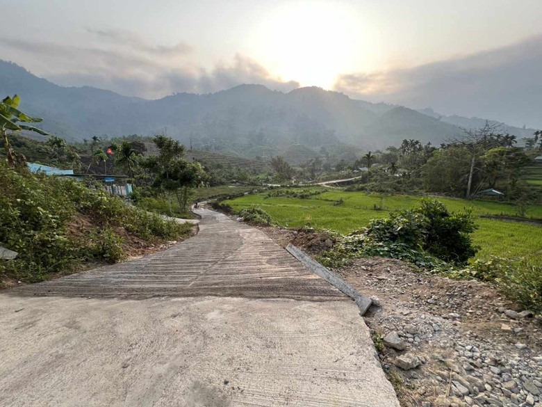 Đường bê tông xuất hiện nhiều vết nứt sau động đất: Chính quyền địa phương nói gì?- Ảnh 2. Đường bê tông xuất hiện nhiều vết nứt sau động đất: Chính quyền địa phương nói gì?- Ảnh 2.